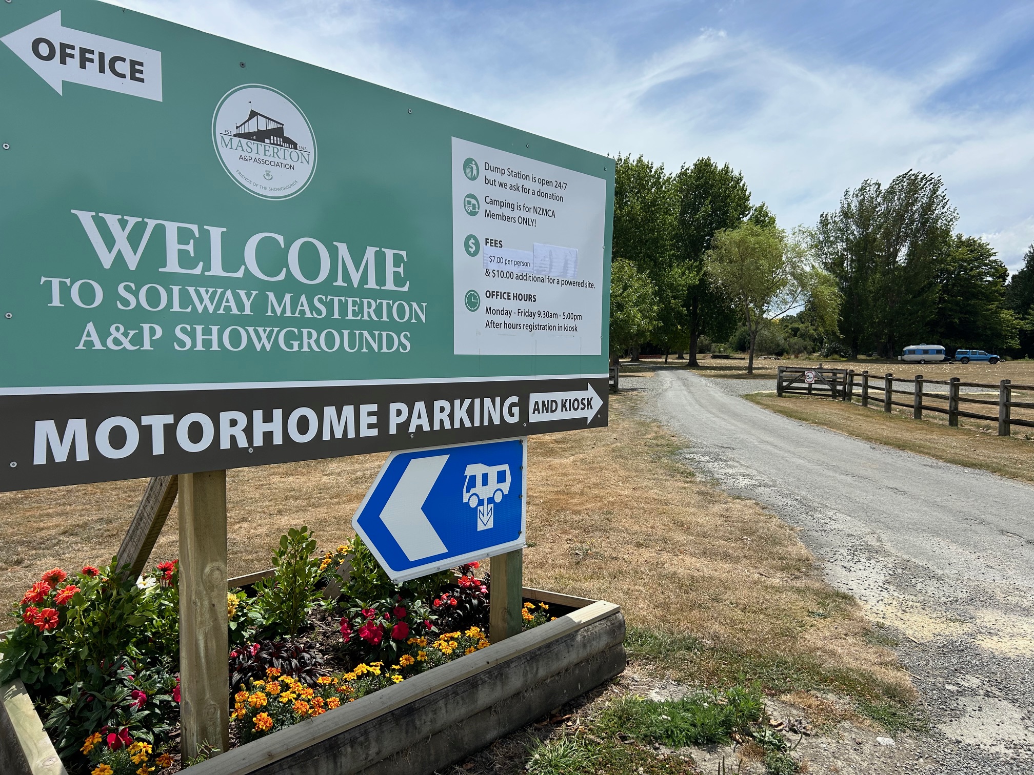 Image of the entrance and motorhome parking sign